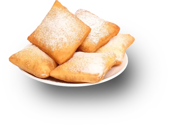 Bánh beignet vuông phủ đường bột, xếp chồng trên đĩa trắng