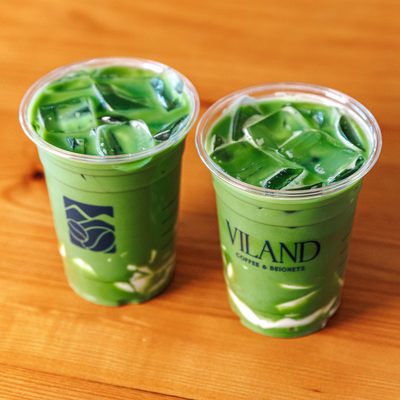 Hai ly matcha đá trong cốc ViLand đặt cạnh nhau trên bàn gỗ.